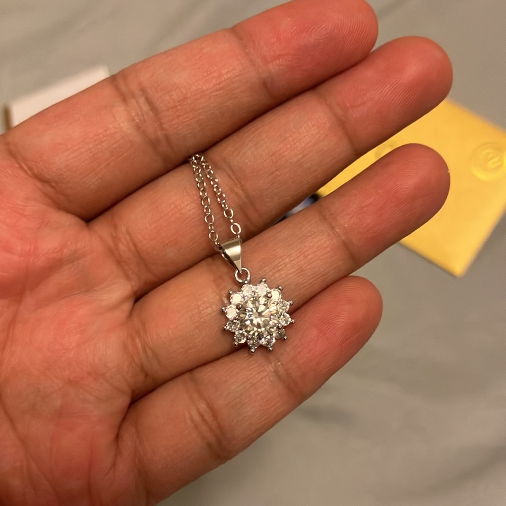 Moissanite necklace - Picture 3 of 12